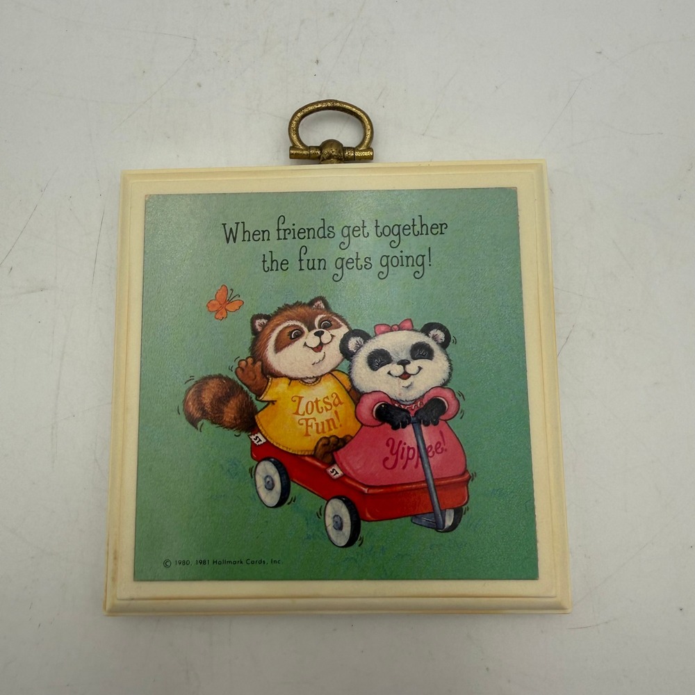 Vintage 1980 Hallmark Raccoon Panda Friends Wagon Wall Plaque DE2092 4x4